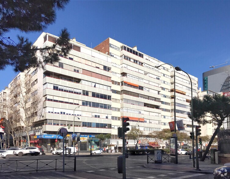 Calle Raimundo Fernández Villaverde, 53, Madrid, Madrid en alquiler - Foto del edificio - Imagen 2 de 2