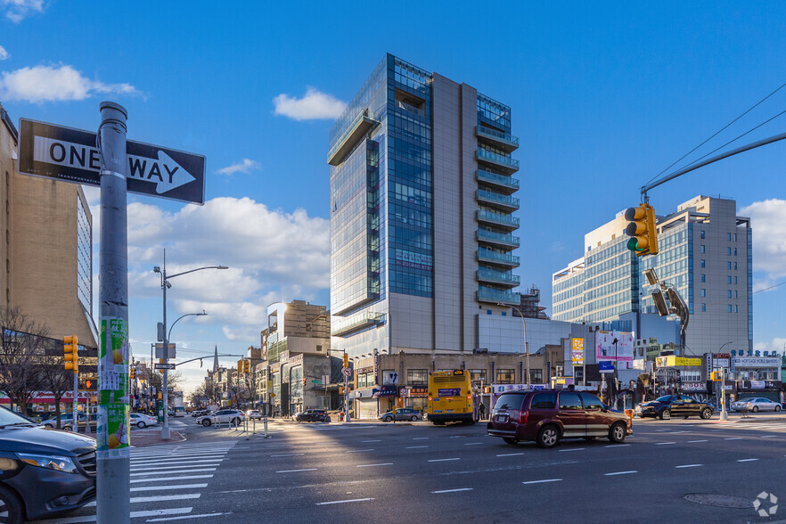 36-18 Main St, Flushing, NY en alquiler - Foto del edificio - Imagen 2 de 16