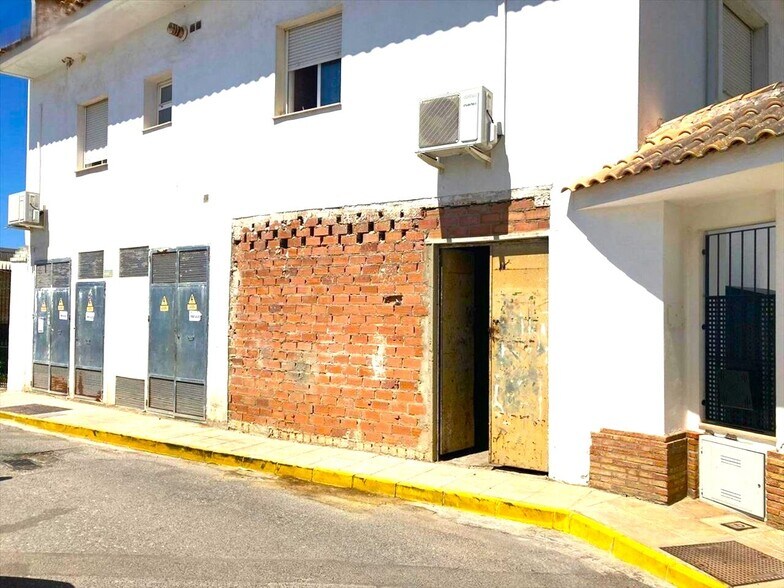 Calle Guadiamar, Sanlúcar la Mayor, Sevilla en venta - Foto del edificio - Imagen 2 de 17
