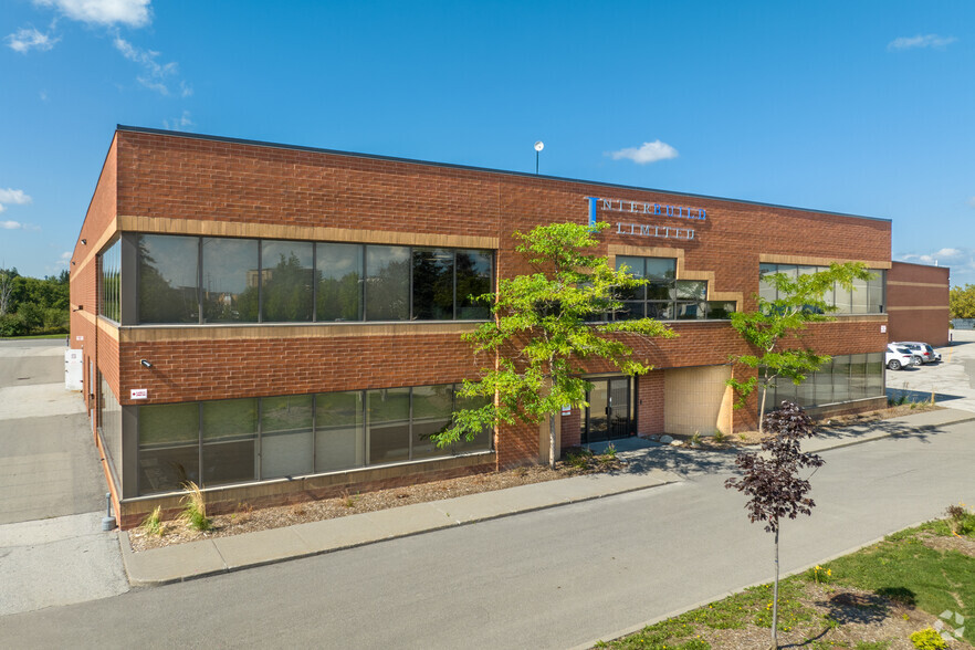 8 Abacus Rd, Brampton, ON en alquiler - Foto del edificio - Imagen 1 de 5