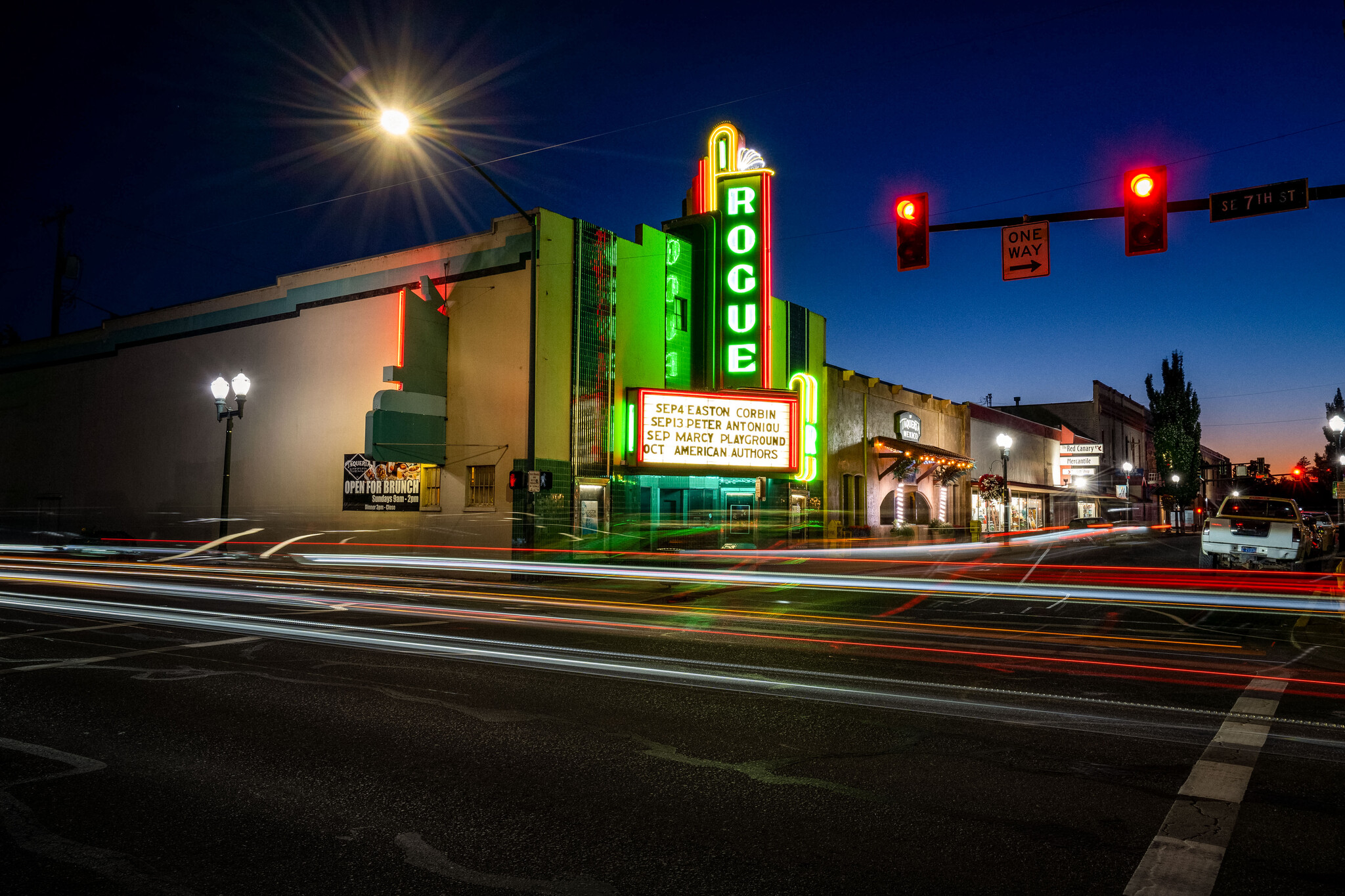 143 SE H St, Grants Pass, OR en venta Foto del edificio- Imagen 1 de 44