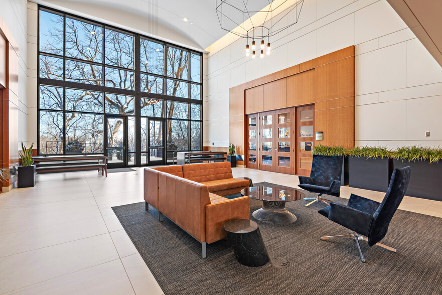 11100 Wayzata Blvd, Minnetonka, MN en alquiler - Lobby - Imagen 2 de 15