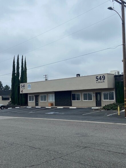 541-555 E Edna Pl, Covina, CA en alquiler - Foto del edificio - Imagen 1 de 13