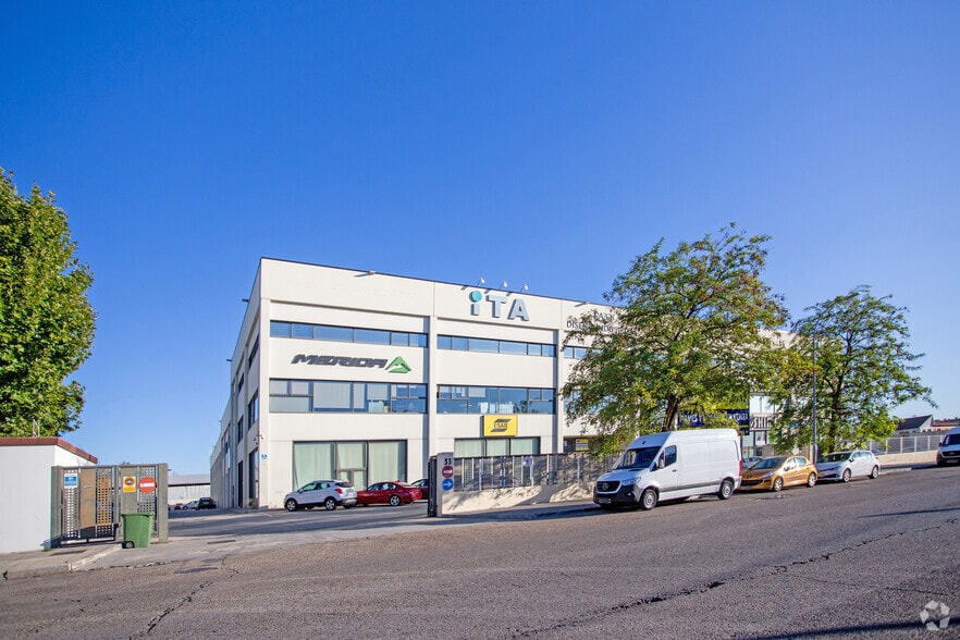 Nave en San Fernando de Henares, Madrid en venta - Foto del edificio - Imagen 2 de 4