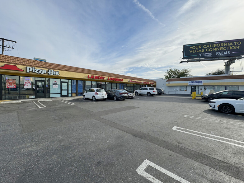 8646-8658 Woodman Ave, Arleta, CA en alquiler - Foto del edificio - Imagen 3 de 5