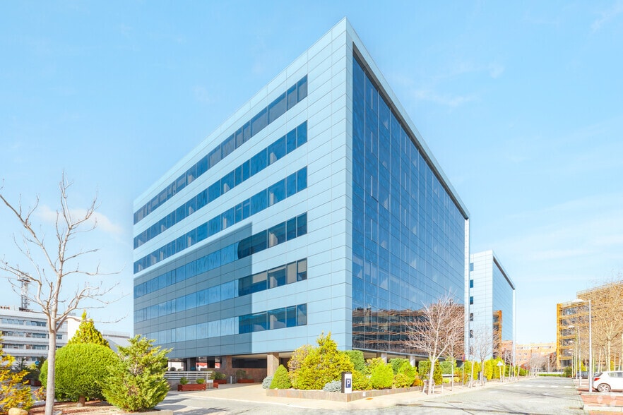 Calle Federico Mompou, 5, Madrid, Madrid en alquiler - Foto del edificio - Imagen 1 de 12