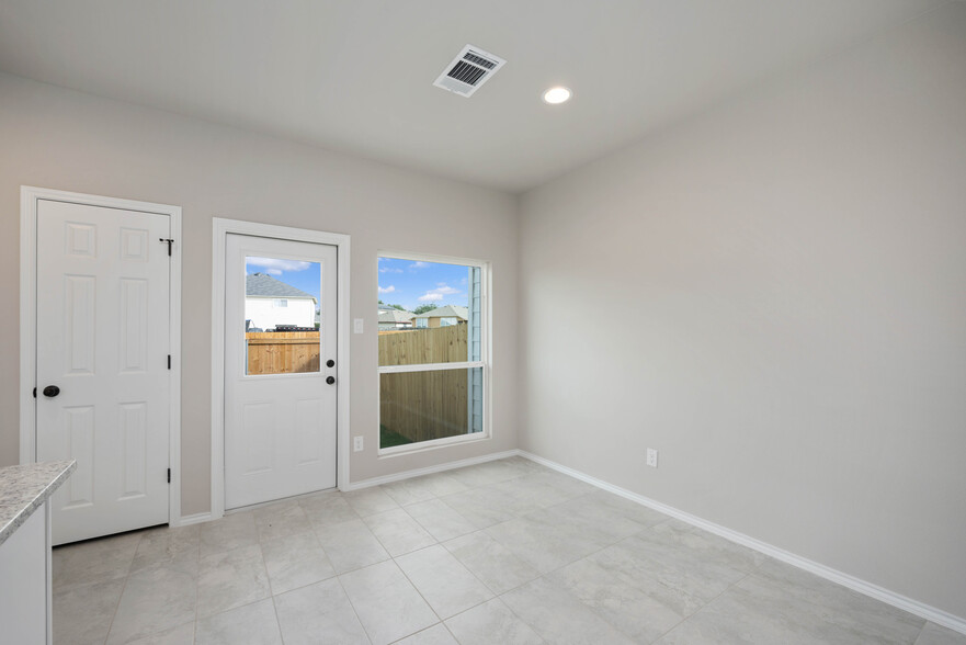 8615 Valentina Way, San Antonio, TX en venta - Foto del edificio - Imagen 2 de 21