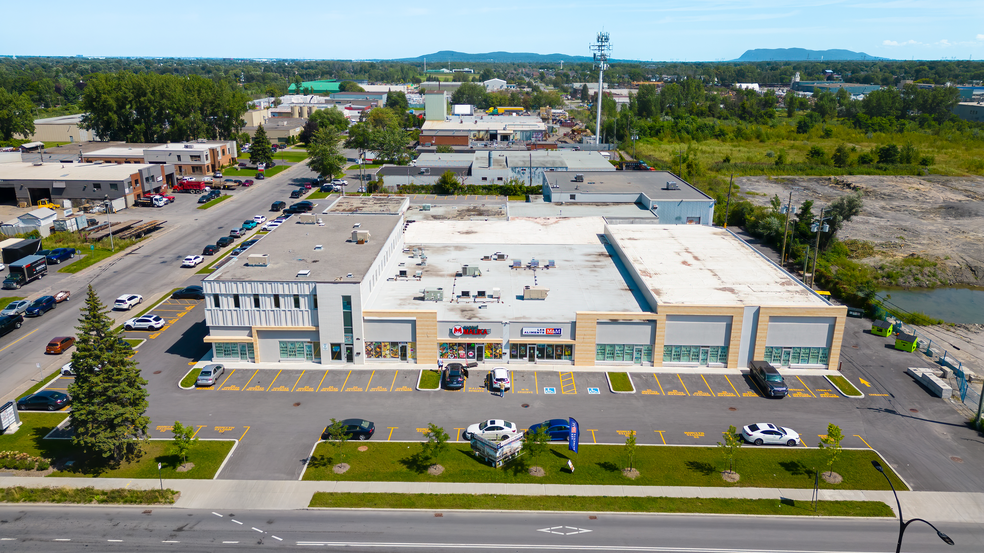 6450 Grande Allée, Saint-hubert, QC en alquiler - Foto del edificio - Imagen 1 de 7