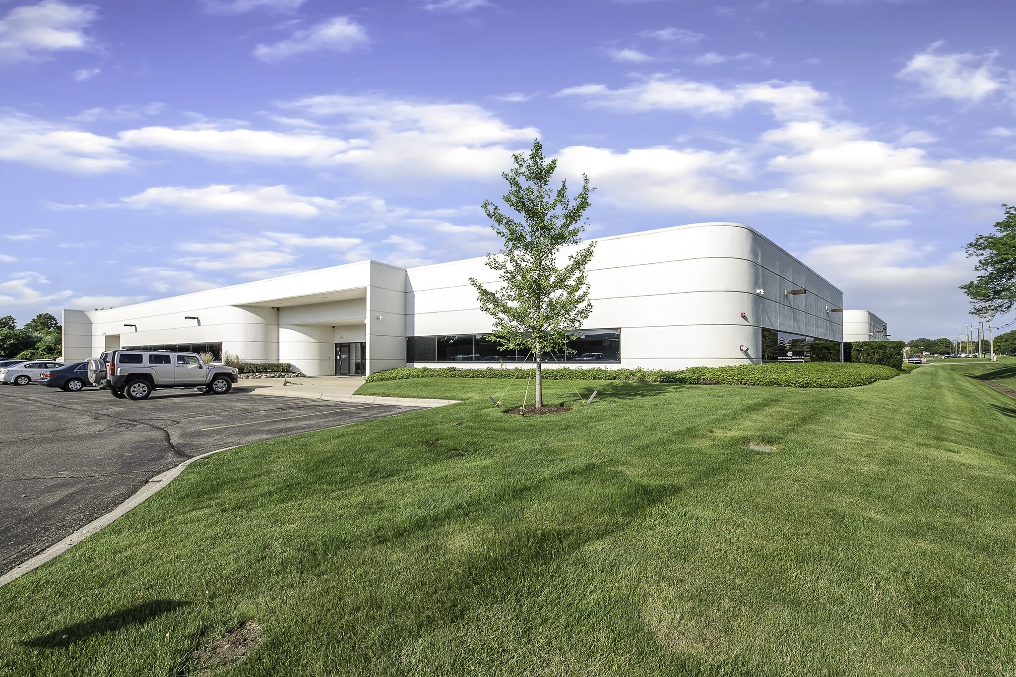 38555 Hills Tech Dr, Farmington Hills, MI en alquiler Foto del edificio- Imagen 1 de 11