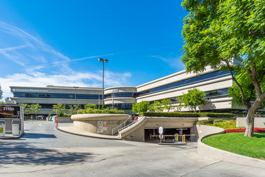 21900 Burbank, Woodland Hills, CA en alquiler - Foto del edificio - Imagen 2 de 7