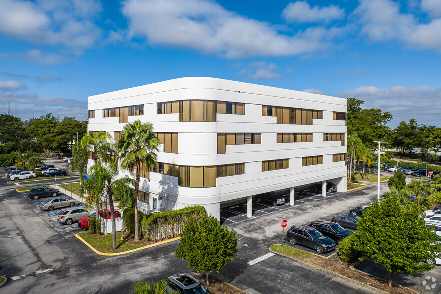 9050 Pines Blvd, Pembroke Pines, FL en alquiler - Foto del edificio - Imagen 3 de 20