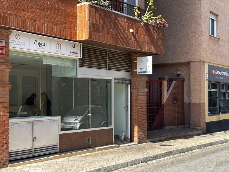 Local en Granada, Granada en venta - Foto del edificio - Imagen 2 de 24