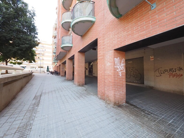Edificio residencial en Olesa de Montserrat, Barcelona en venta - Foto del edificio - Imagen 3 de 4