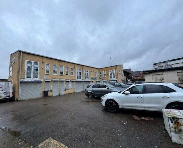 Lodge Cres, Waltham Cross en venta - Foto del edificio - Imagen 3 de 4