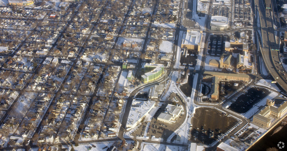 616 Fulton St W, Grand Rapids, MI en alquiler - Vista aérea - Imagen 2 de 64