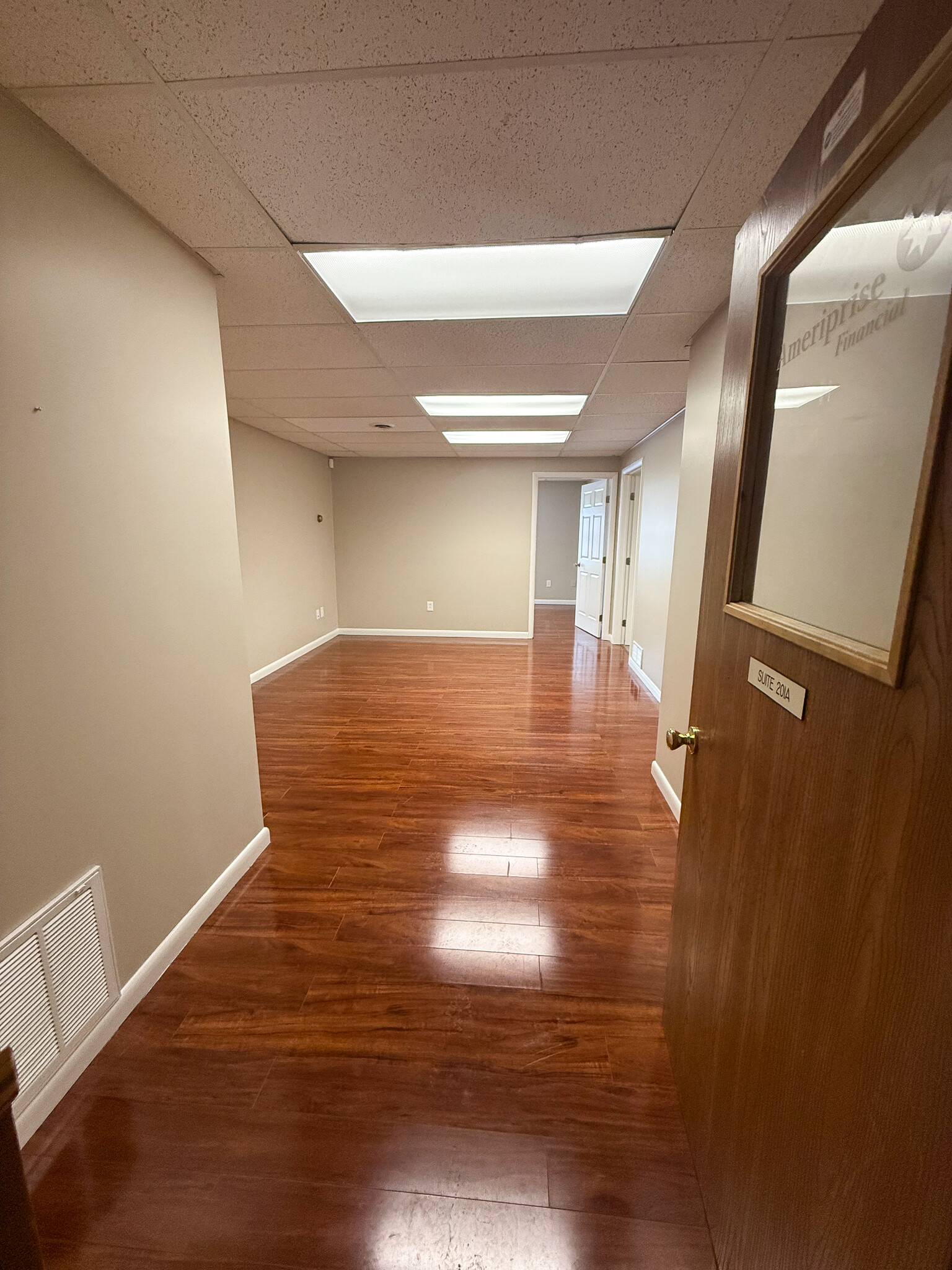 329 Forest Grove Rd, Coraopolis, PA en alquiler Foto del interior- Imagen 1 de 13