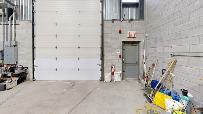 Más detalles de 4293-4345 Des Laurentides (A-15) E, Laval, QC - Oficina, nave en alquiler