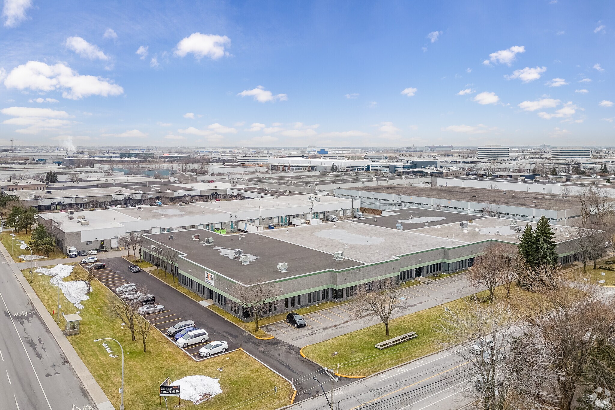 5776-5782 Blvd Thimens, Montréal, QC en alquiler Vista aérea- Imagen 1 de 5