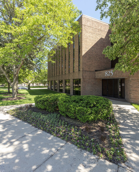 825 Victors Way, Ann Arbor, MI en alquiler - Foto del edificio - Imagen 2 de 9