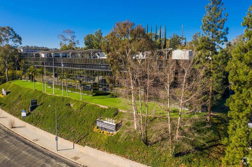 5959 Topanga Canyon Blvd, Woodland Hills, CA en alquiler - Foto del edificio - Imagen 2 de 5