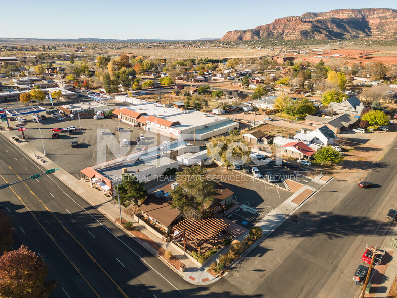 210 S 100 E, Kanab, UT en venta - Vista aérea - Imagen 1 de 41