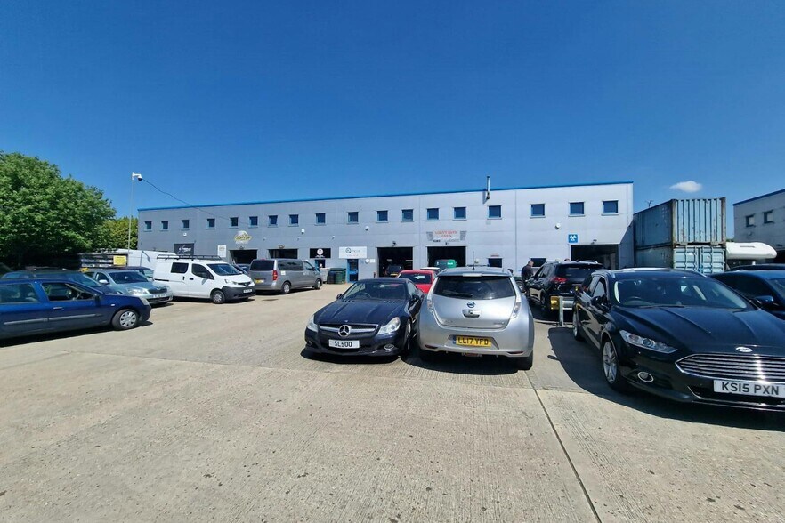 Knights Park Rd, Basingstoke en venta - Foto del edificio - Imagen 3 de 4