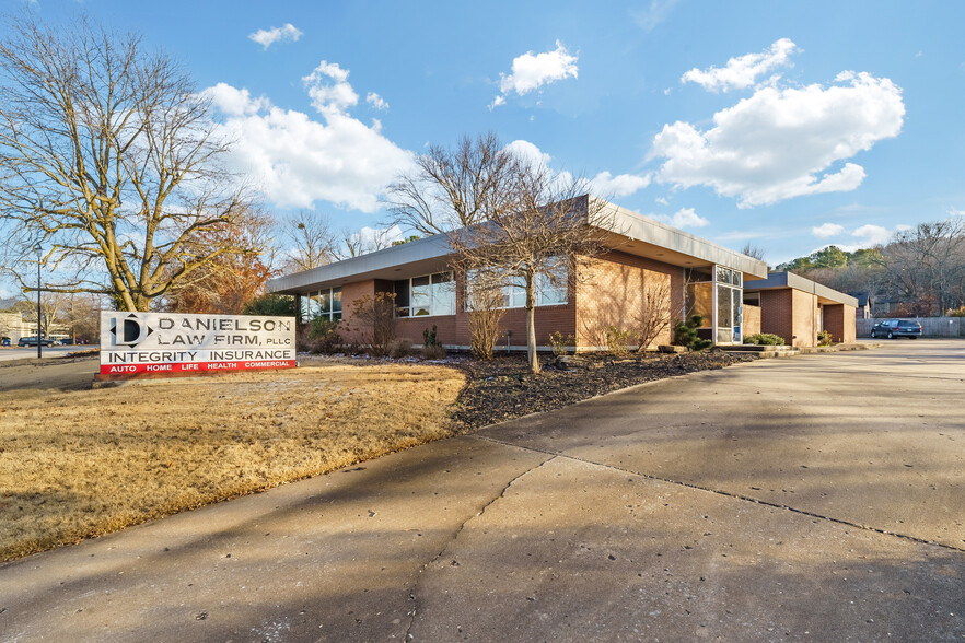 909 E Rolling Hills Dr, Fayetteville, AR en alquiler - Foto del edificio - Imagen 1 de 21