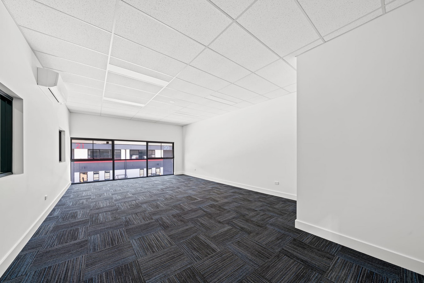 57 Gavenlock Rd, Tuggerah, NSW 2259 - Unidad 2 - - Foto del interior - Image 2 of 8