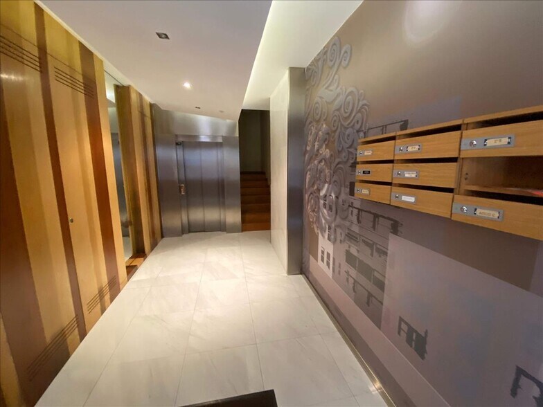 Local en Torrelavega en venta - Vestíbulo - Imagen 3 de 5