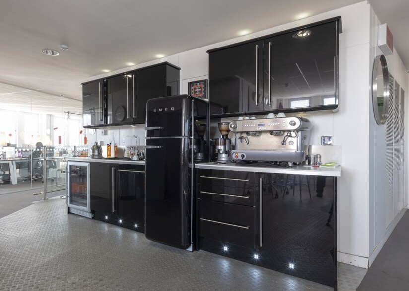 Montpellier Dr, Cheltenham en venta - Foto del interior - Imagen 2 de 15