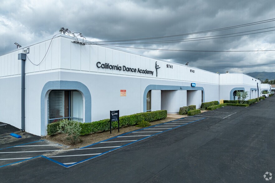 9741-9803 Independence Ave, Chatsworth, CA en alquiler - Foto del edificio - Imagen 3 de 7