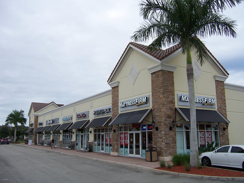 3398 Forum Blvd, Fort Myers, FL en alquiler - Foto del edificio - Imagen 3 de 5