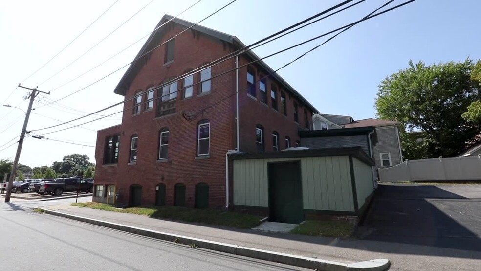 4 Bruce Ave, North Attleboro, MA en venta - Vídeo de anuncio comercial - Imagen 1 de 14