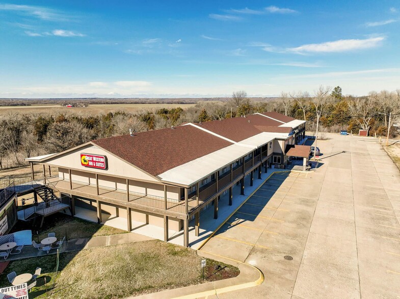 201 Continental Dr, Junction City, KS en venta - Foto del edificio - Imagen 1 de 64