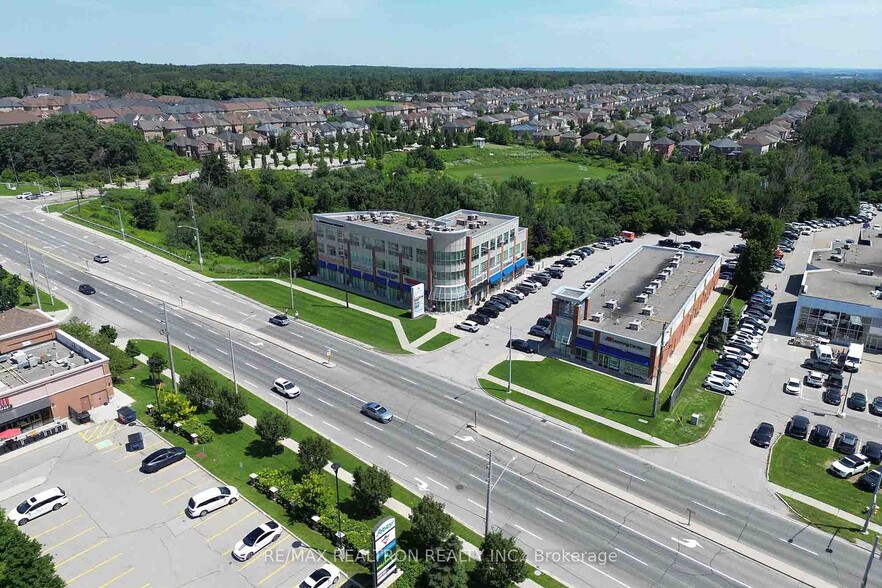 11685 Yonge St, Richmond Hill, ON en venta - Foto del edificio - Imagen 2 de 29