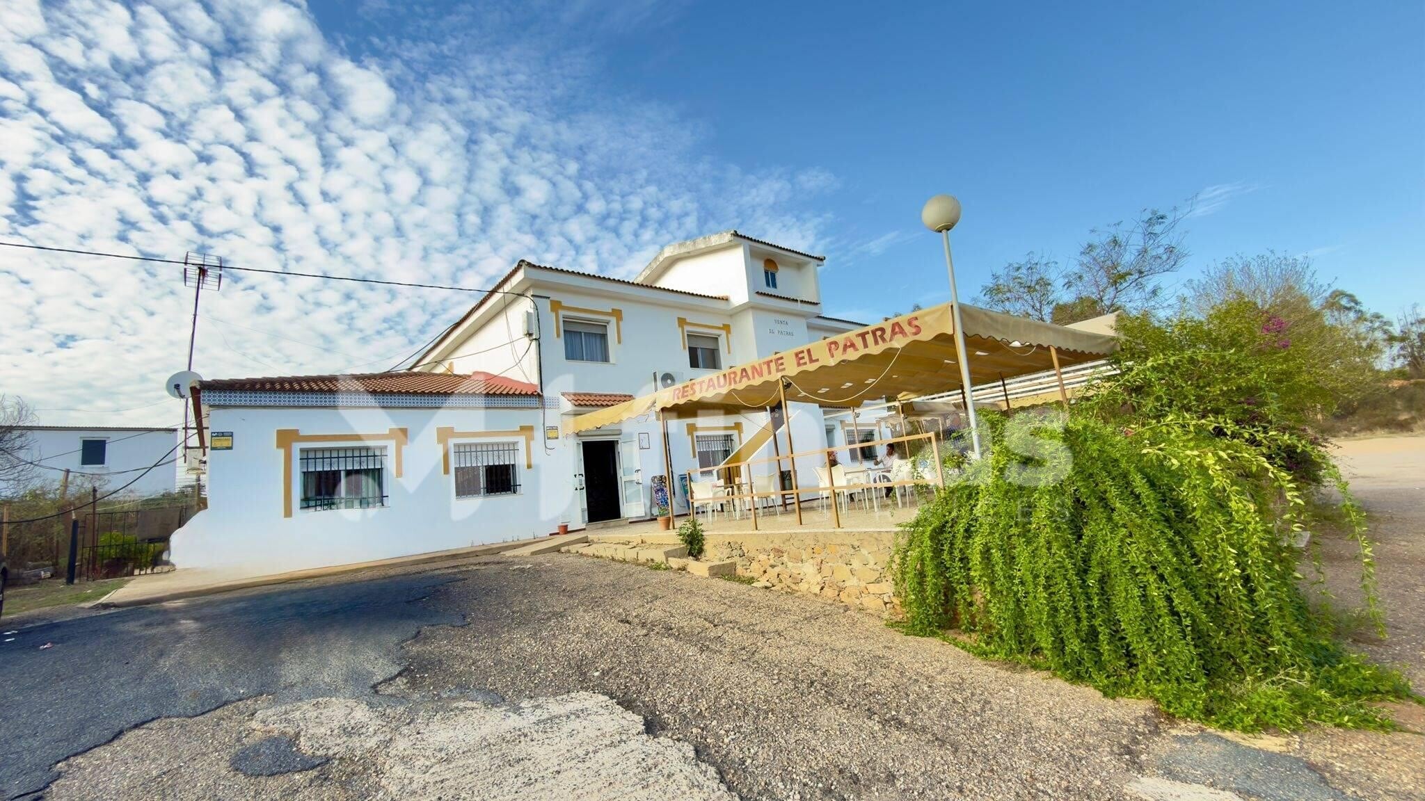 Restaurante con vivienda y suelo agrario cartera de 2 inmuebles en venta en LoopNet.es Foto del edificio- Imagen 1 de 18