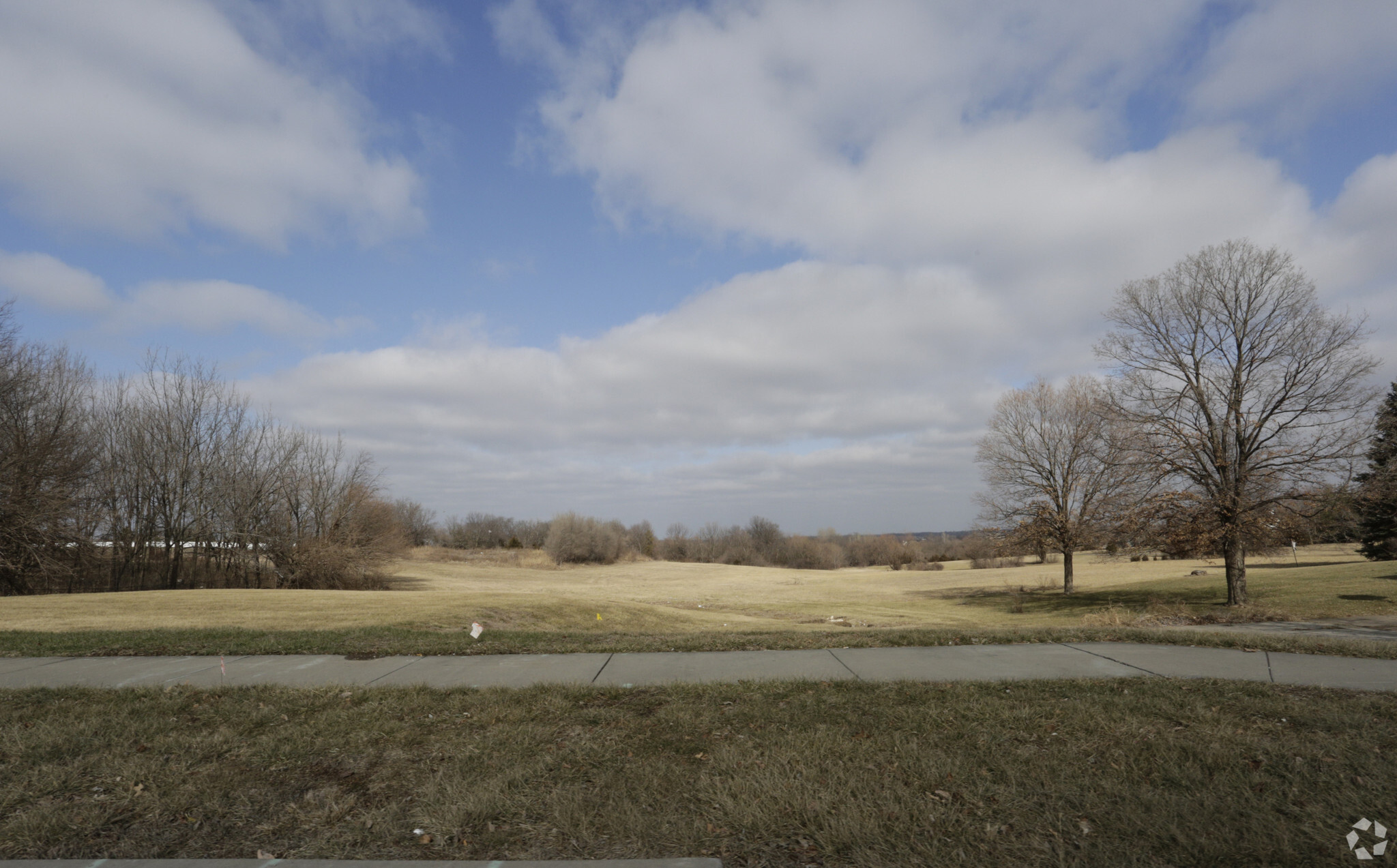 708 W Foxwood Dr, Raymore, MO en venta Foto principal- Imagen 1 de 3