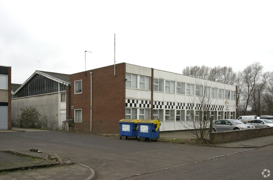 Pembroke Rd, Aylesbury en alquiler - Foto del edificio - Imagen 2 de 2