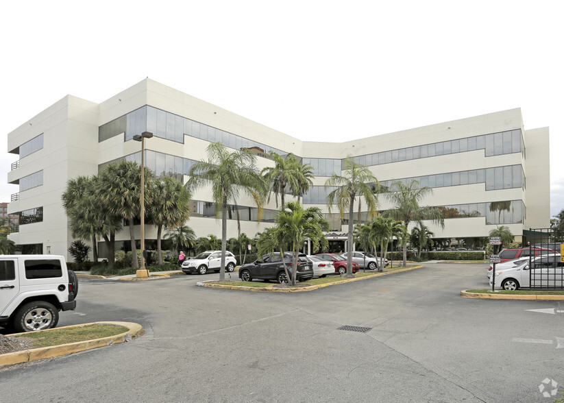 815 NW 57th Ave, Miami, FL en alquiler - Foto del edificio - Imagen 2 de 9