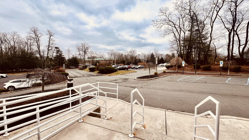 561 Cranbury Rd, East Brunswick, NJ en venta - Foto del edificio - Imagen 3 de 40