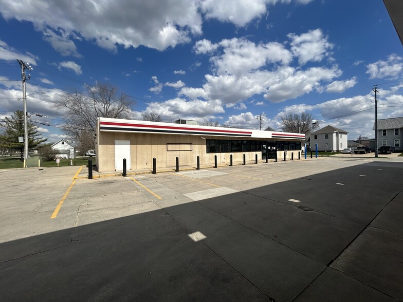 500 W Bremer Ave, Waverly, IA en venta - Foto del edificio - Imagen 2 de 9