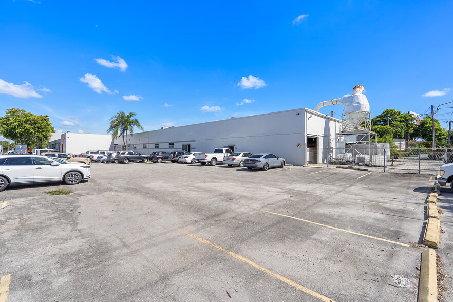 700 NW 57th Ct, Fort Lauderdale, FL en venta - Foto del edificio - Imagen 3 de 12