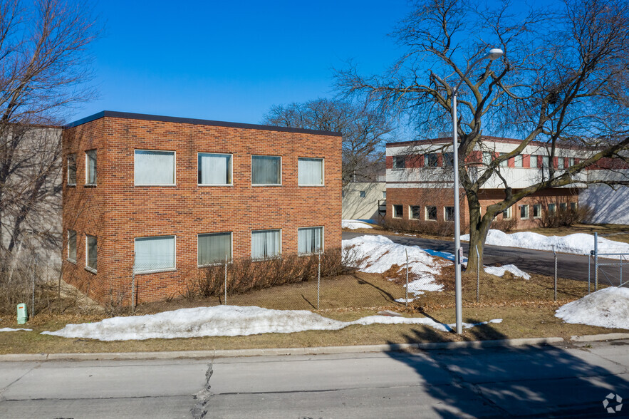 5200 W Clinton Ave, Milwaukee, WI en venta - Foto del edificio - Imagen 3 de 13