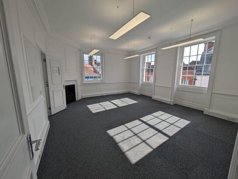 126-130 High St, Godalming en venta - Foto del edificio - Imagen 2 de 8