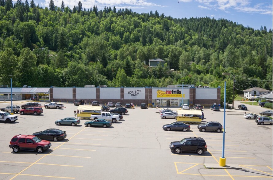 1502 Columbia Ave, Castlegar, BC en alquiler - Foto del edificio - Imagen 3 de 3