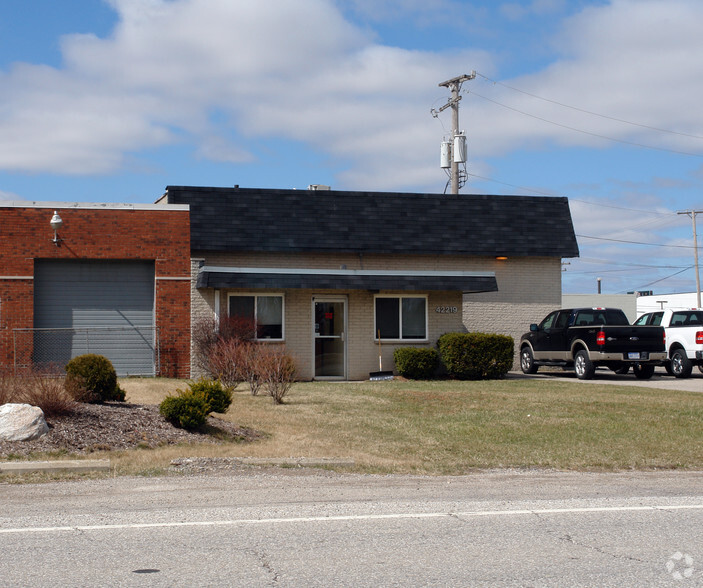 42219 Irwin Dr, Harrison Township, MI en venta - Foto del edificio - Imagen 2 de 2