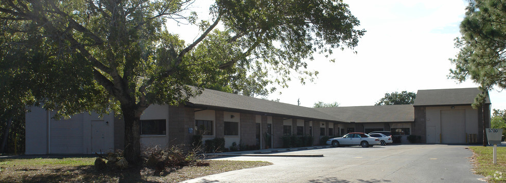 5780 Youngquist Rd, Fort Myers, FL en alquiler - Foto del edificio - Imagen 2 de 2