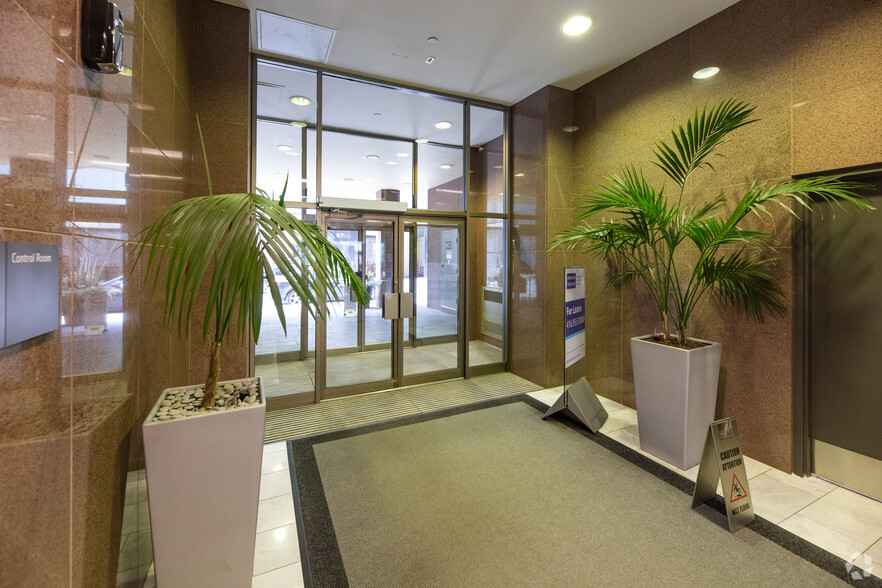 70 University Ave, Toronto, ON en alquiler - Lobby - Imagen 3 de 7