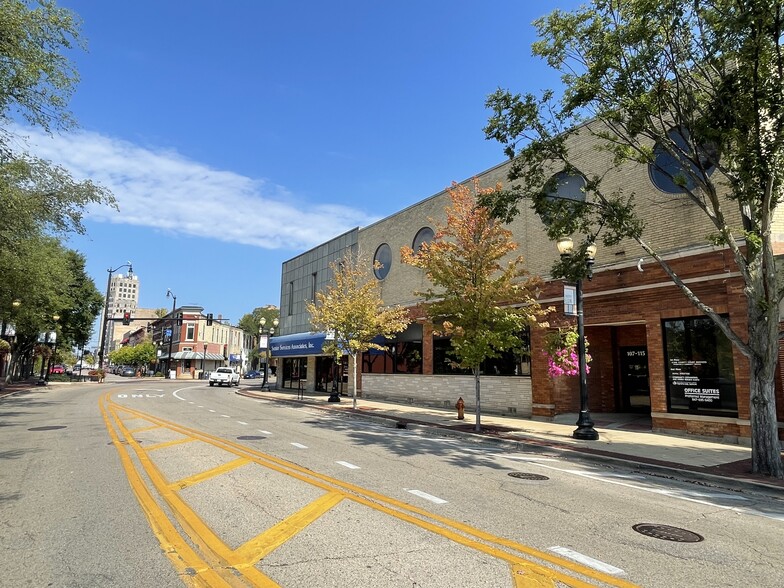 105-115 S Grove Ave, Elgin, IL en alquiler - Foto del edificio - Imagen 1 de 19