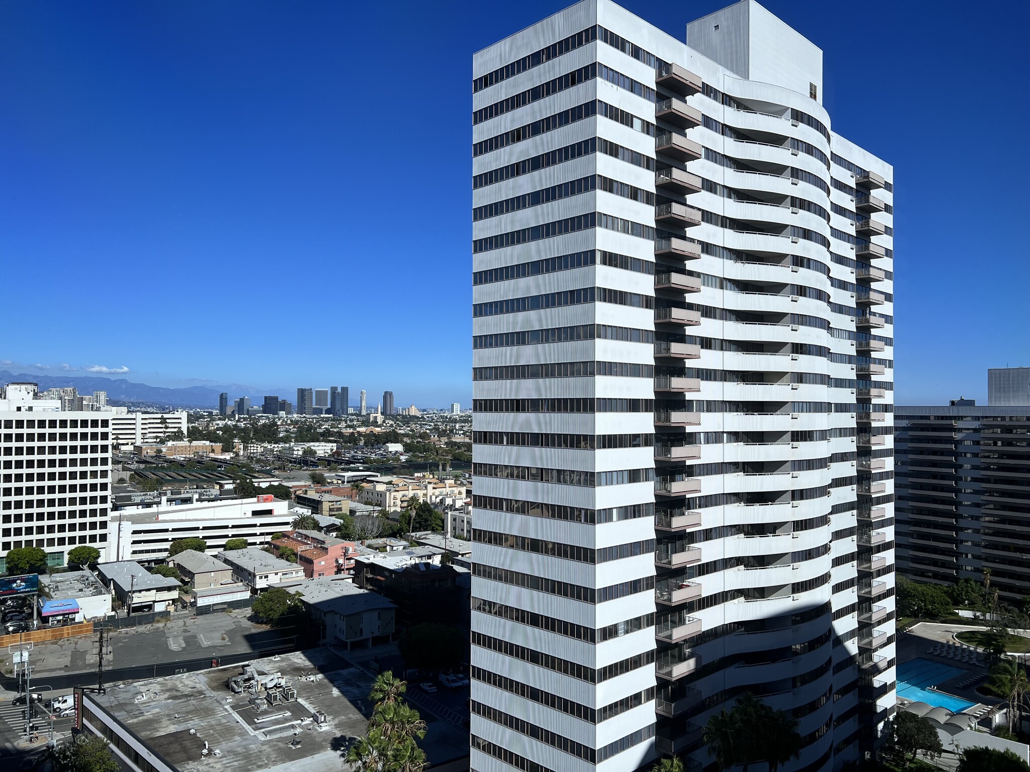 11755 Wilshire Blvd, Los Angeles, CA en alquiler Foto del edificio- Imagen 1 de 4